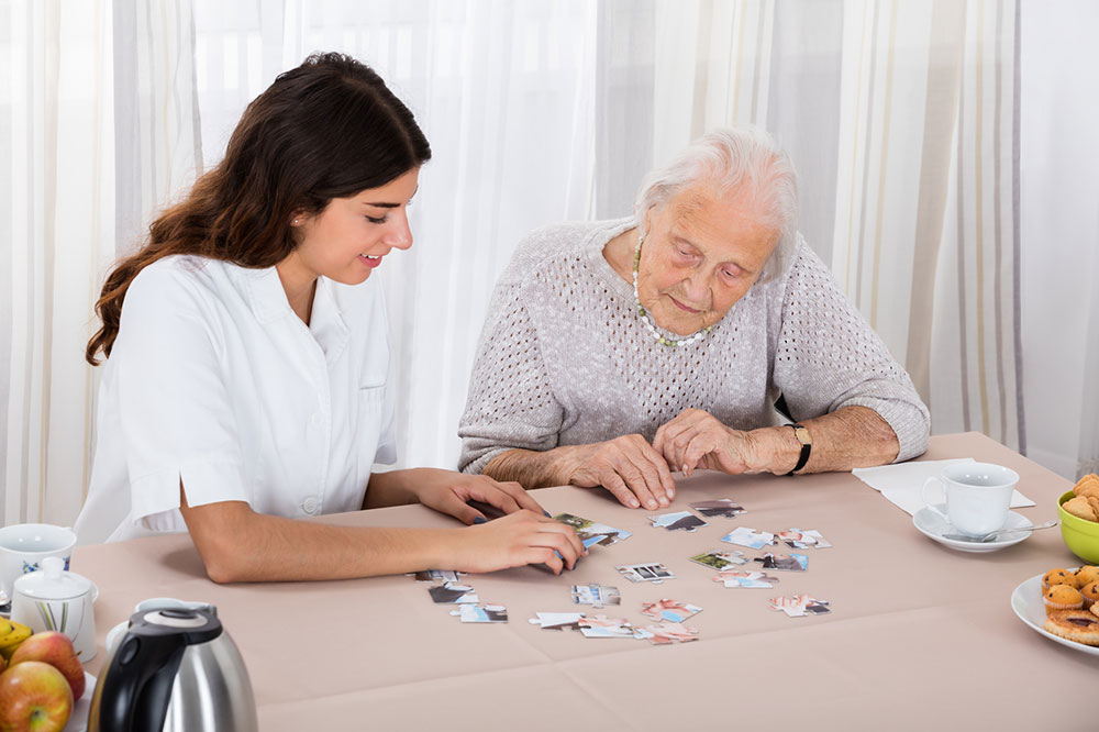 Les maisons de retraite accueillent diverses personnes dépendantes ou non dont le personnel s'occupe